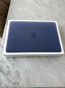 Helt ny oöppnad Apple MacBook Neo laptop blå