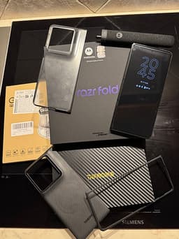 Motorola Razr Fold 512gb med tillbehör o Motocare