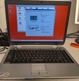 Retro laptop med Windows 98se