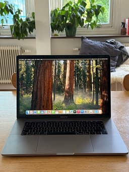 MacBook Pro 15” 2019 – i7 6-core / 16GB / 256GB / Radeon 555X