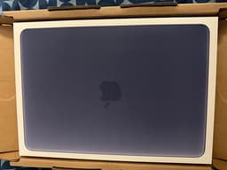 MacBook Neo oöppnad