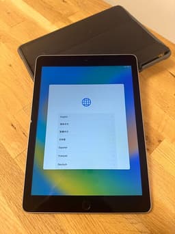 Apple iPad 9.7" 32GB (5th Generation) - i NY skick