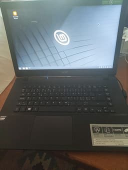 Låg specifikation Linux Cinnamon Mint 15.3" laptop