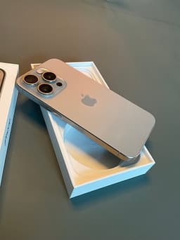 iPhone 15 Pro 256 GB – fint skick – originalkartong