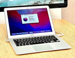 Apple MacBook Air 13" 2017 med hörlurar enligt bild
