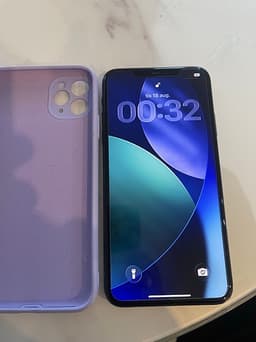 iPhone 11 Pro Max 256gb har spricka i baksidan med skal i mycket bra skick
