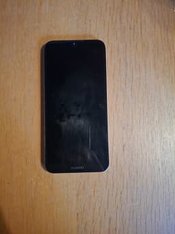 Huawei Y5 (2019) i färgen Amber Brown.