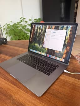 Macbook Pro 15" i7 - 16gb Ram + 256gb Touchbar