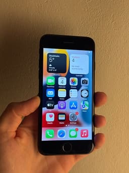 iPhone 7 / 32GB / Olåst / 79% batterihälsa