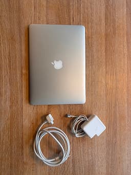 MacBook Air 13” – fint skick – endast 374 battericykler