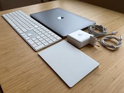 MacBook Pro 13,3" laptop + tangentbord + styrplatta + 27” skärm