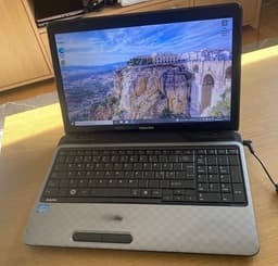 Toshiba laptop 15 tum 17 processor SSD Hårddisk