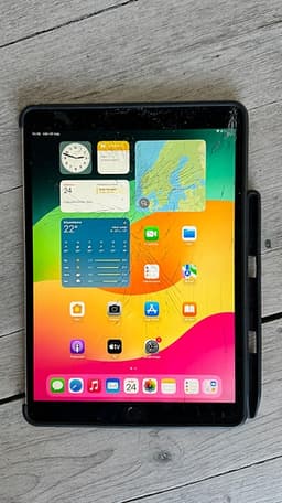 Säljer en iPad Pro 10,5 tum från 2017 med 512 GB lagring. Trasigt glas!!!