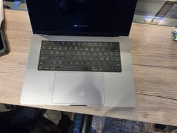 MacBook Pro 16" M2 Max med 64GB RAM och 2 TB SSD. 99% batteri.