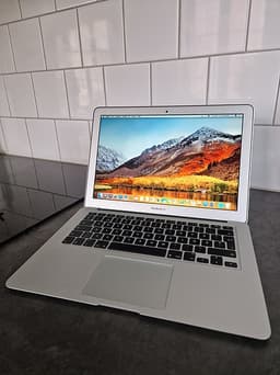 MacBook Air 13" 2017 – 8 GB RAM / 256 GB SSD – Fint skick