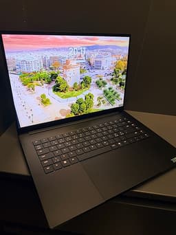 Razer Blade 16 – RTX 5090 / OLED 240 Hz / 32GB