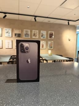 iPhone 13 Pro 256 GB med skal från Ideal of Sweden
