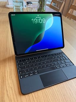 Apple iPad Pro 11” M1 (128 GB)5g cellular Magic Keyboard