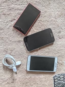 3 äldre mobiltelefonen (SÄLJS SOM DEFEKTA)