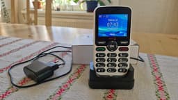 Doro 5860 4G med laddstation och laddare