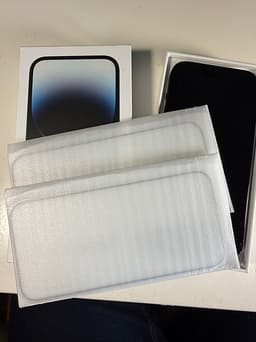 iPhone 14 Pro med 128 GB lagring i färgen Space Black.
