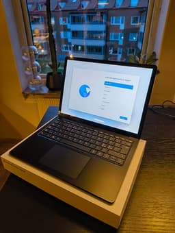 Surface Laptop 3 13,5" — i7 / 16 GB / 512 GB, svart metall.