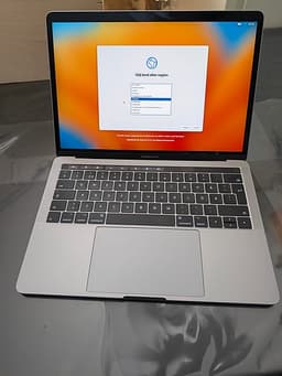 MacBook Pro 13" (2017) Touch Bar - 256GB SSD / 8GB RAM
