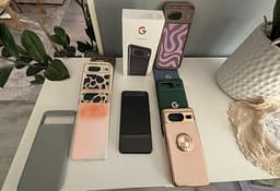 Google Pixel 8 med flera skal