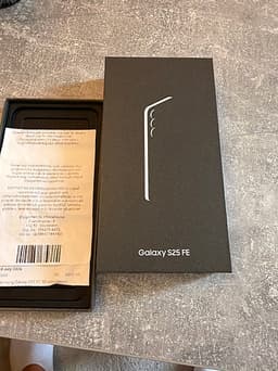 Samsung Galaxy S25 FE mobiltelefon blå