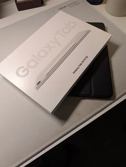 Samsung Galaxy Tab S9 FE 5G 128 GB Silver – med S Pen och alla tillbehör