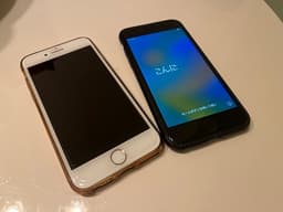2 Apple iPhone 8 128 GB svart/vit