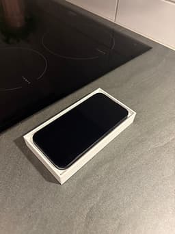 iPhone 13 128 GB – Midnight – fint skick – originalkartong