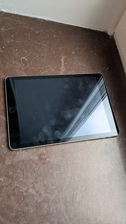 iPad 5 i bra skick - bra padda för barnen (gratis frakt)