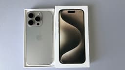 Apple iPhone 15 Pro 128 GB silver och tva Apple skal