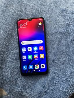 Redmi 8 med MIUI Global 12.5.2 och Androidversion 10. Enheten har 64 GB