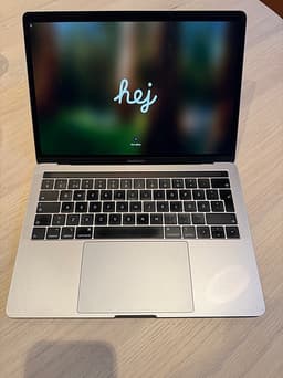 MacBook Pro 13” 2019 Space Gray – i5 / 8 GB / 128 GB – fint skick