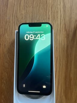 Säljer en iPhone 13 med 128 GB lagring.
