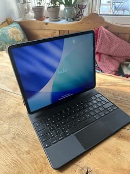 iPad Pro Gen 6 128 GB Magic Keyboard & Apple Pencil