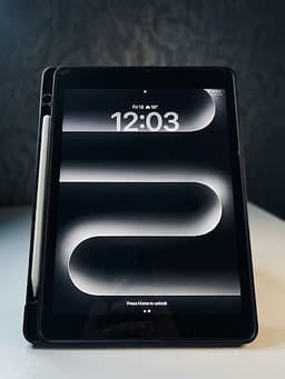 Komplett iPad 9 paket (penna, 64gb, 92%, iOS 26, papper skärmskydd)