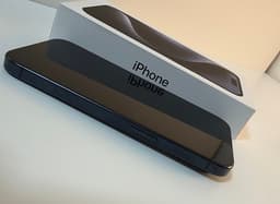 iPhone 15 Pro – sprucken baksida, fungerar perfekt