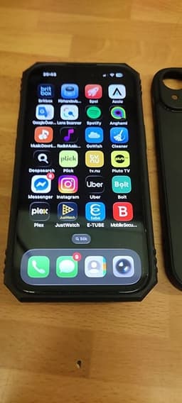 iPhone 15 med tillbehör