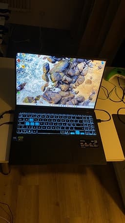 ASUS V16 RTX 5050 + 1 TB SSD NYSKICK