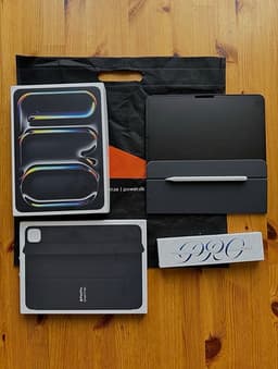 Apple iPad Pro 11" (M4) Wi-Fi 256GB. Modell A2836. Färg: rymdgrå.