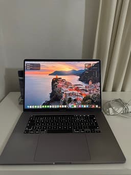MacBook Pro 16” – Intel i9 / 16 GB RAM / 1 TB SSD