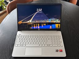 HP 15s – Ryzen 5 5500U, 8 GB RAM, Windows 11 – laddare ingår