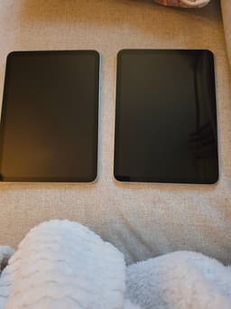 Säljer två Apple iPad 64GB i silver, köpta på Elgiganten. Kvitto finns!