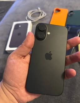iPhone 16 svart 128GB - Olåst - 4st Skal - Kvitto