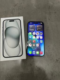 Apple iPhone 15 128 GB svart med kartong