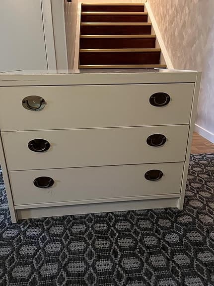 två hallbyrå  och en förvaringshurts