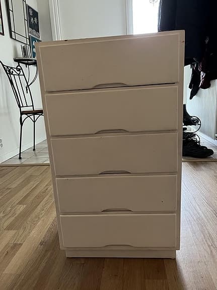 två hallbyrå  och en förvaringshurts